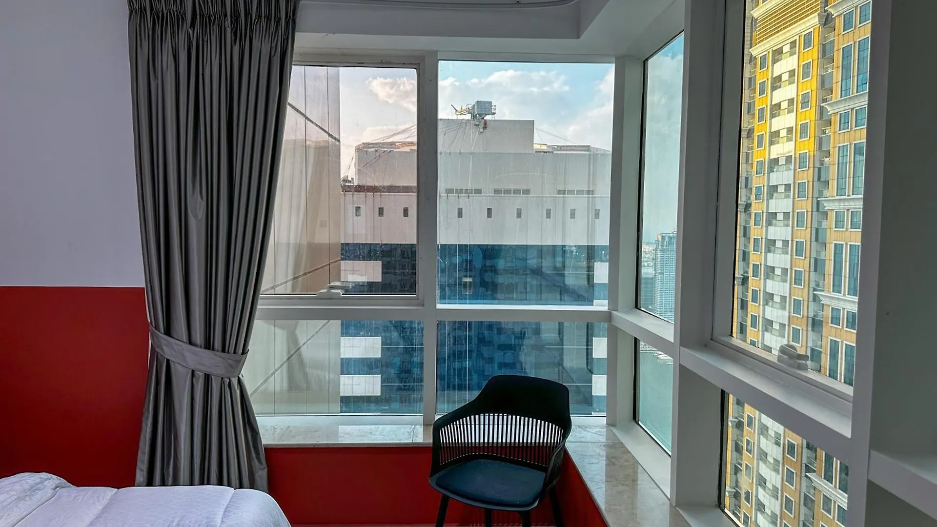 Pineapple Xpress Apartment Dubai