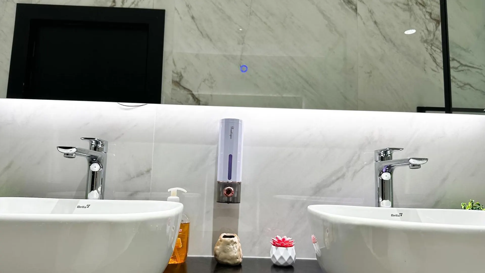 Pineapple Xpress Apartment Dubai